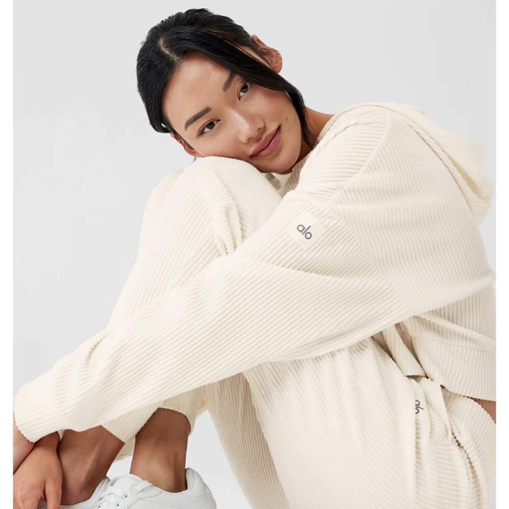 NWOT ALO muse sweatpants and crop hoodie, ivory, size small